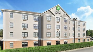Un hôtel Holiday Inn Express avec une façade en briques, de nombreuses fenêtres et un logo vert.