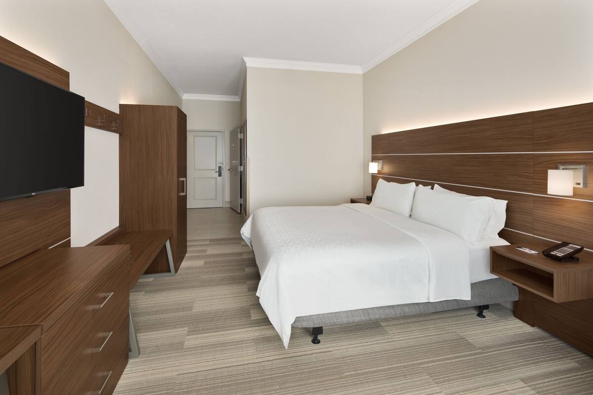 Standard Room, 1 King Bed, Accessible (Mobility Tub) | In-room safe, desk, laptop workspace, iron/ironing board