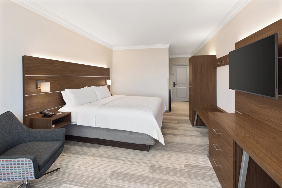 Standaard kamer, 1 kingsize bed | Een kluis op de kamer, een bureau, een laptopwerkplek