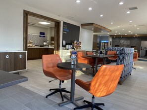 Restaurant - Holiday Inn Express Hotel & Suites Plymouth by IHG (Plymouth)