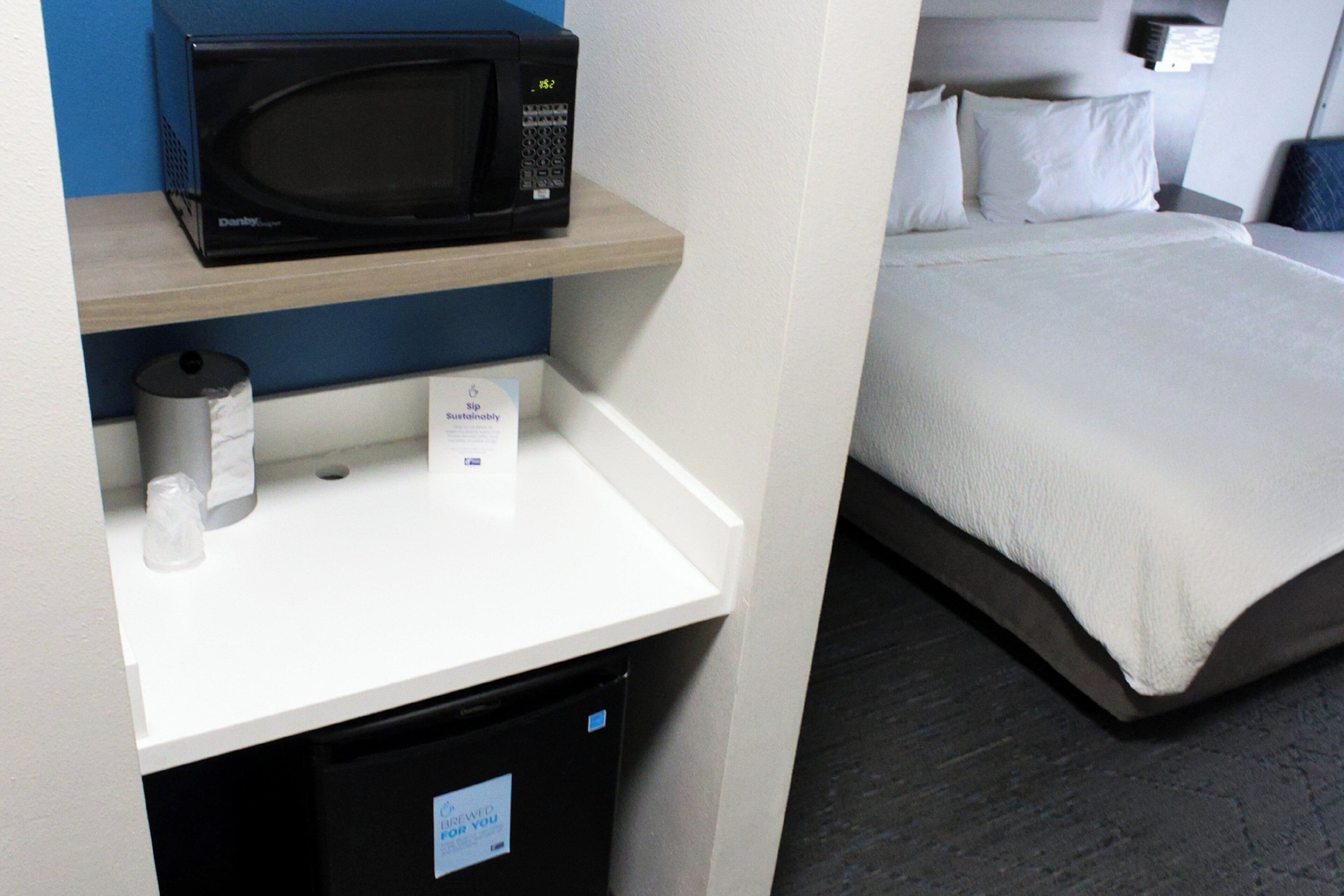 Värdeförvaringsskåp på rummet, skrivbord och arbetsyta för laptop