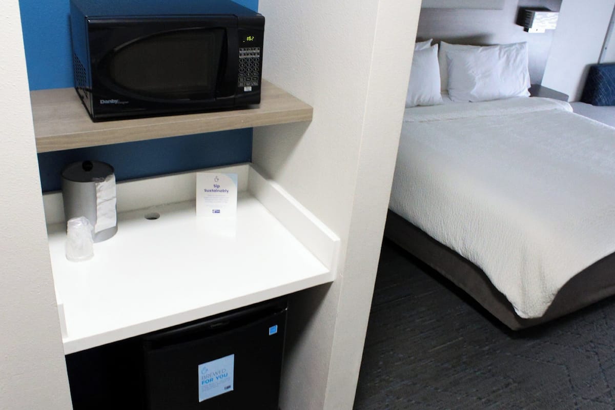 Värdeförvaringsskåp på rummet, skrivbord och arbetsyta för laptop