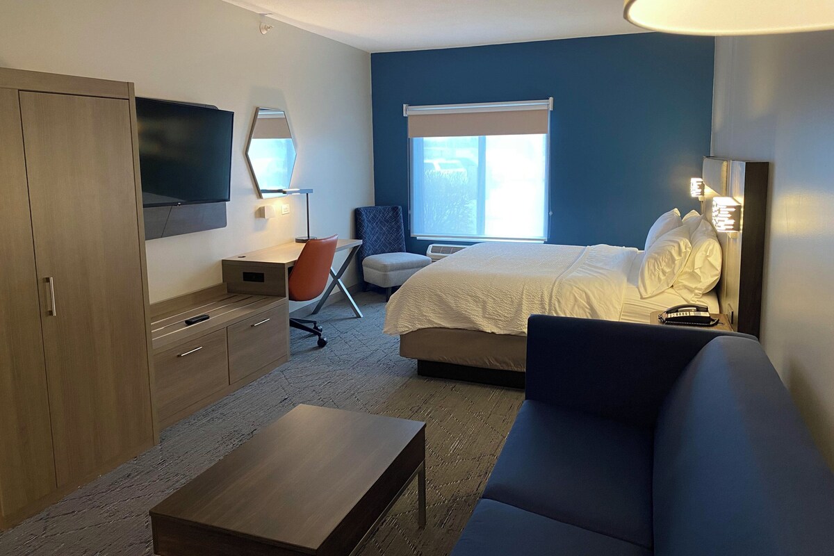 In-room safe, desk, laptop workspace, iron/ironing board