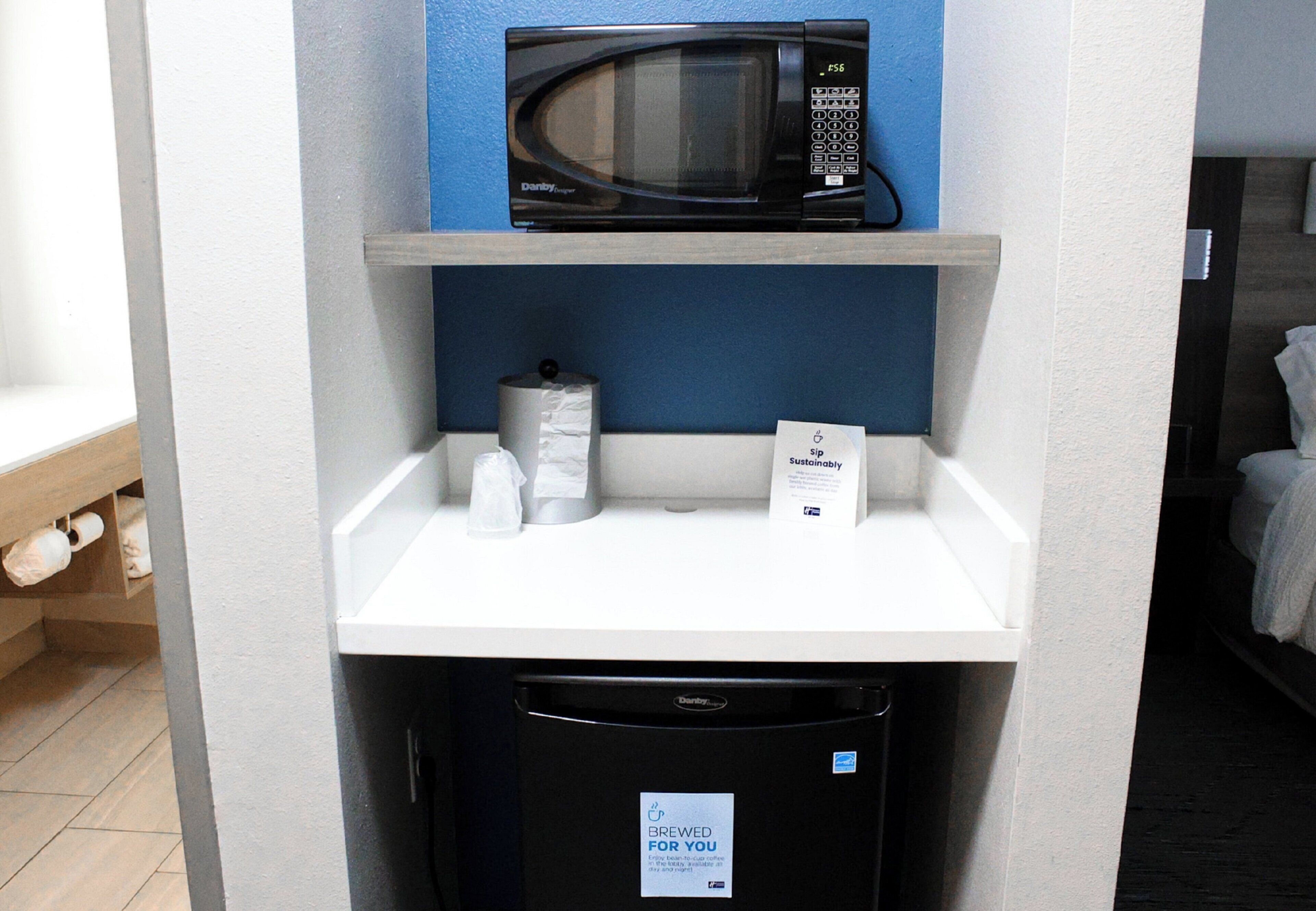 Värdeförvaringsskåp på rummet, skrivbord och arbetsyta för laptop