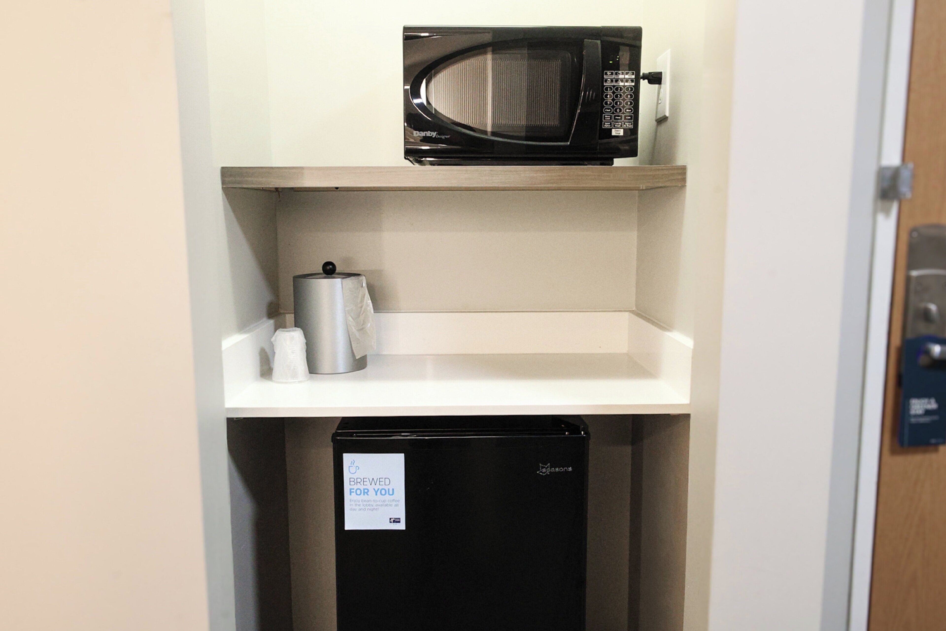 Värdeförvaringsskåp på rummet, skrivbord och arbetsyta för laptop