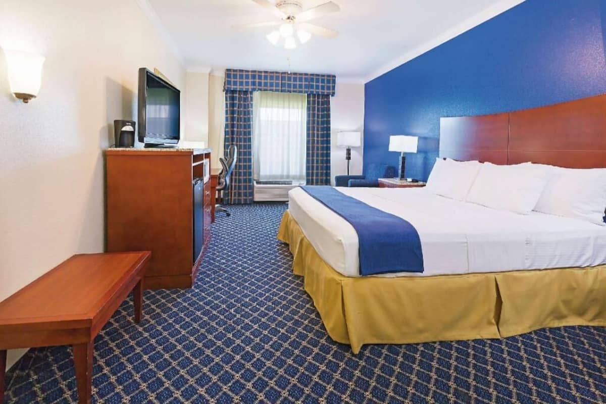 Premium bedding, desk, iron/ironing board, free rollaway beds
