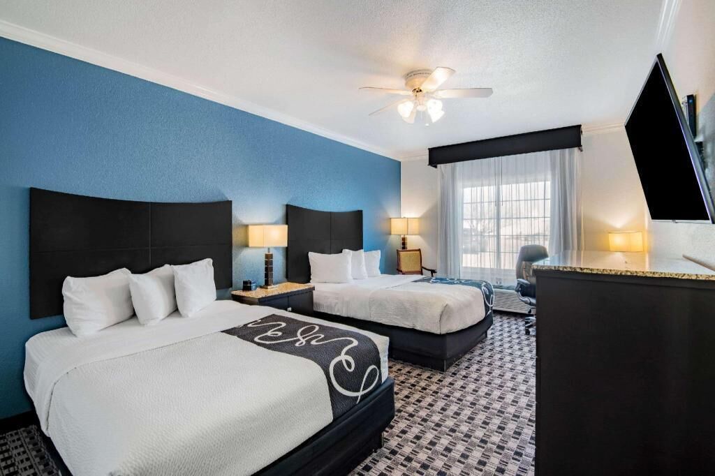 Luxe beddengoed, een bureau, een strijkplank/strijkijzer