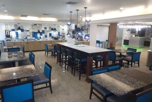 Breakfast area - La Quinta Inn & Suites by Wyndham Dalhart (Dalhart)