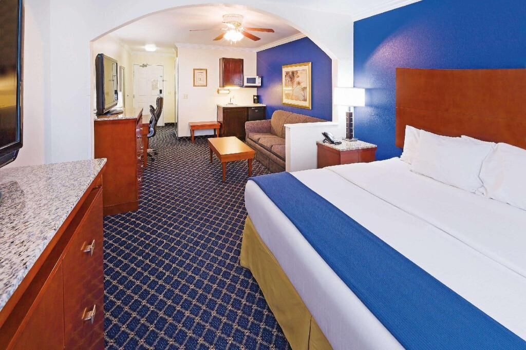 Luxe beddengoed, een bureau, een strijkplank/strijkijzer