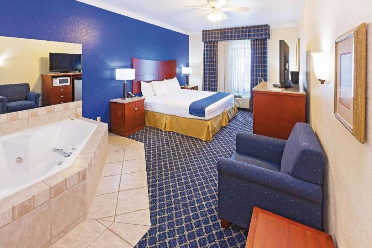 Premium bedding, desk, iron/ironing board, free rollaway beds