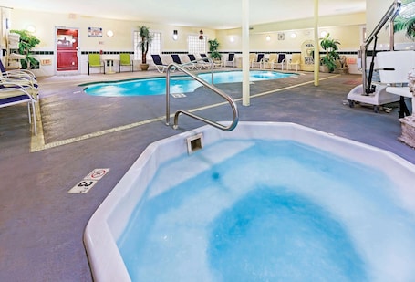 Pool. La Quinta Inn & Suites by Wyndham Dalhart