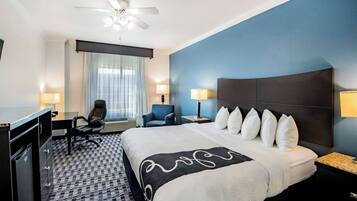 Literie de qualité supérieure, bureau, fer et planche à repasser