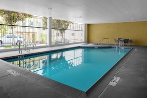 Piscine intérieure, piscine extérieure