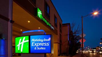 Un letrero de Holiday Inn Express & Suites con un logotipo 'H' destacado, que identifica la cadena hotelera.