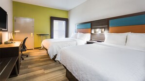 Une chambre d’hôtel avec deux lits, un bureau, une chaise et un téléviseur.