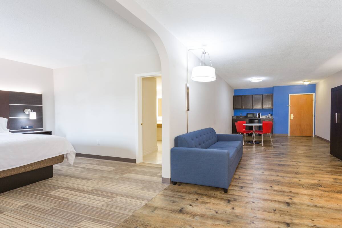 presidential suite, 1 king bed, non smoking | 1 bedroom, in-room safe, individually decorated, individually furnished