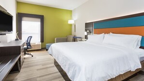 Une chambre d’hôtel équipée d’un lit, d’un bureau, d’une chaise et d’un téléviseur.