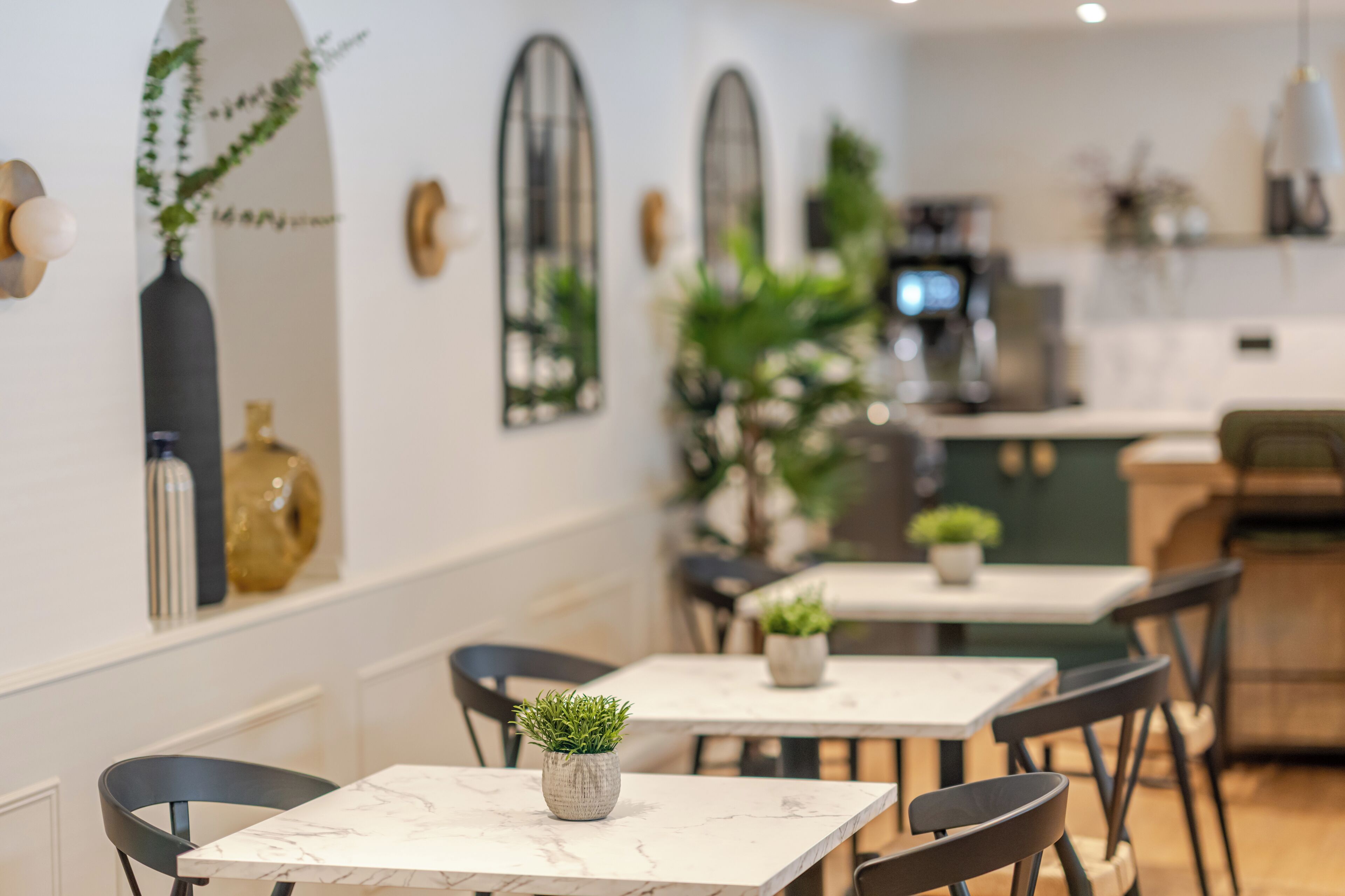 Een bureau, verduisterende gordijnen, een strijkplank/strijkijzer