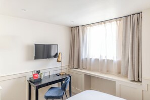 Chambre Confort double | Bureau, rideaux d’obscurcissement, fer et planche à repasser