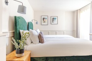 Escritorio, cortinas blackout y tabla de planchar con plancha