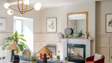 Escrivaninha, cortinas blackout, ferros/tábuas de passar roupa