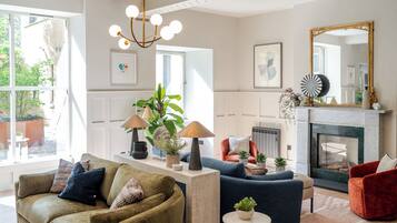 Escrivaninha, cortinas blackout, ferros/tábuas de passar roupa