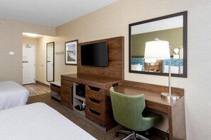 Quarto standard, 2 camas Queen | Escrivaninha, espaço de trabalho para notebook, cortinas blackout