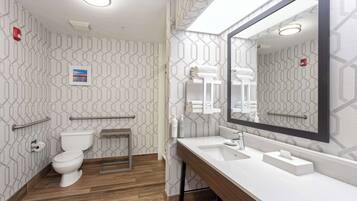 Suite, 1 kingsize bed (Roll-in Shower) | Badkamer | Gratis toiletartikelen, een haardroger, handdoeken, zeep