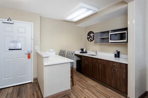 Suite, 1 King Bed, Refrigerator & Microwave | Private kitchen | Mini-fridge, microwave, coffee/tea maker - Hampton Inn Buffalo South/I-90 (Buffalo)