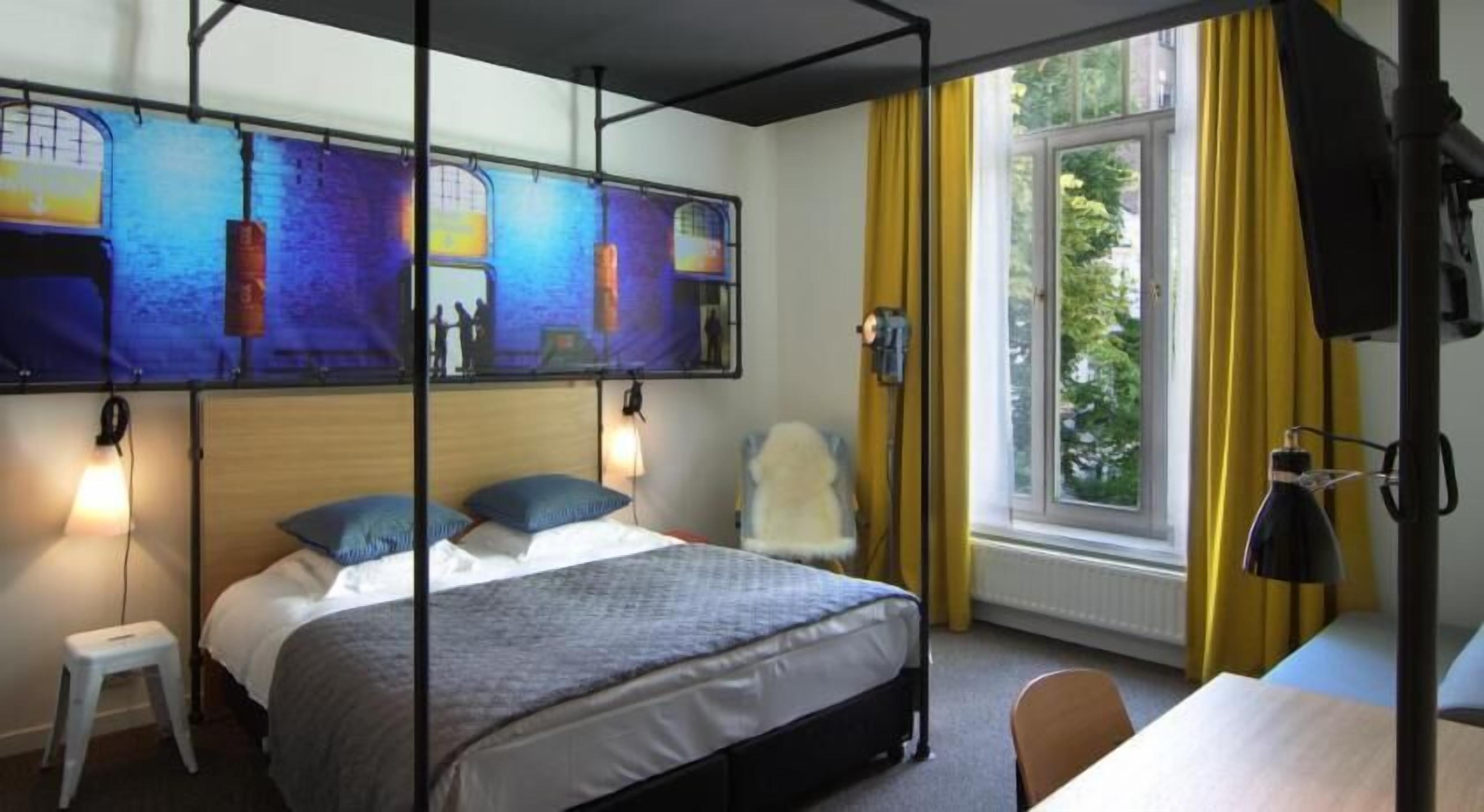 高档床上用品、客房内保险箱、办公桌、遮光窗帘