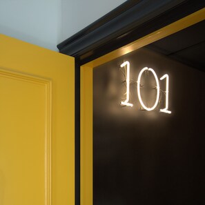 Ropa de cama de alta calidad y caja de seguridad en la habitación 