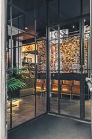 Un interior moderno con puertas de vidrio, un cartel visible que dice 