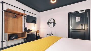 Bộ đồ giường cao cấp, két bảo mật tại phòng, bàn, màn/rèm cản sáng