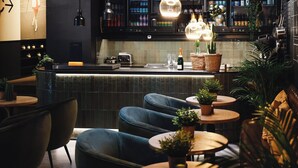 A bar area with seating, a counter, and various bar items. - Zoom Hotel (Brussels)