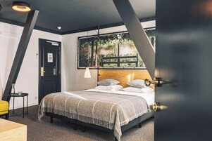 Ropa de cama de alta calidad y caja de seguridad en la habitación 