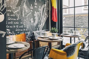 Daily continental breakfast (EUR 15 per person)