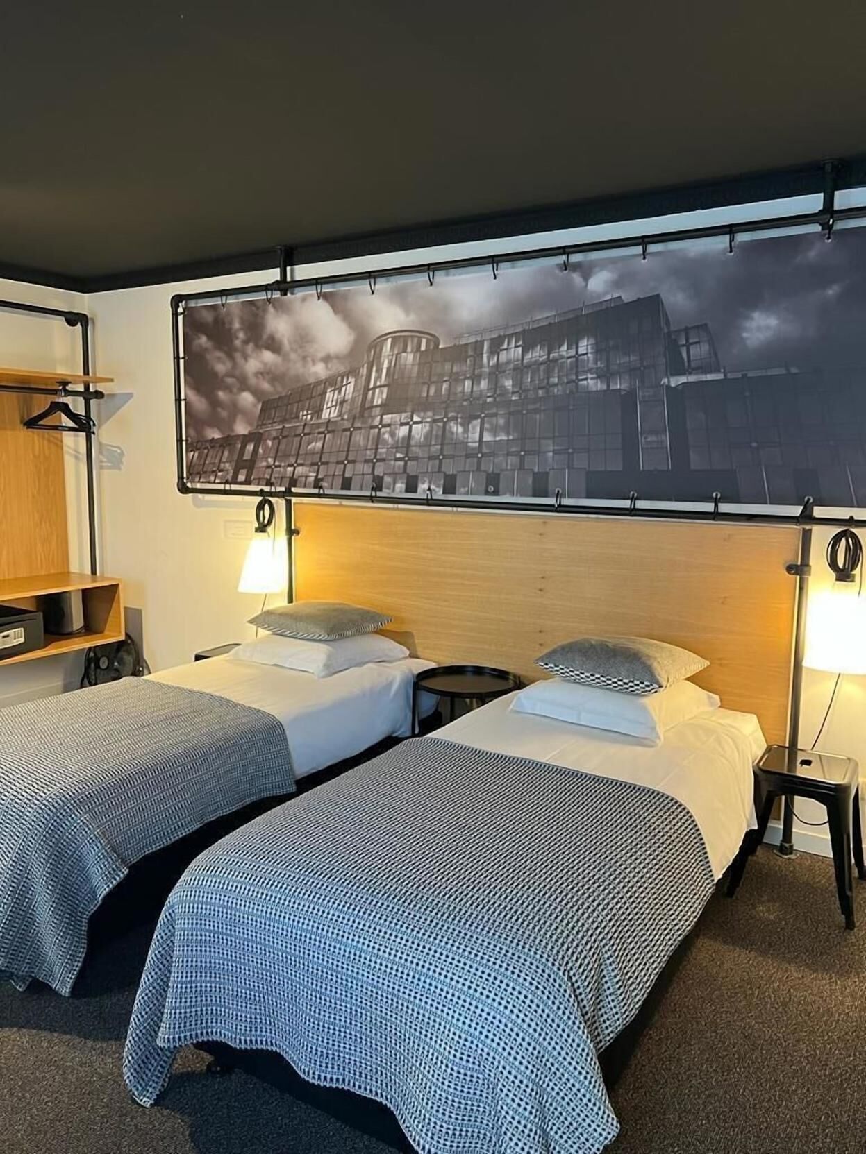 高档床上用品、客房内保险箱、办公桌、遮光窗帘