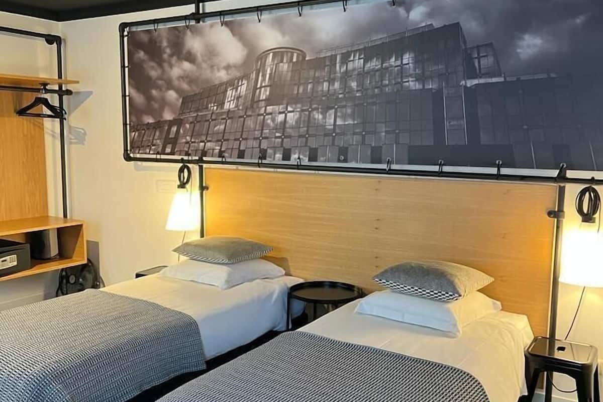 Roupas de cama premium, cofres nos quartos, escrivaninha