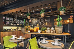 Daily continental breakfast (EUR 15 per person)