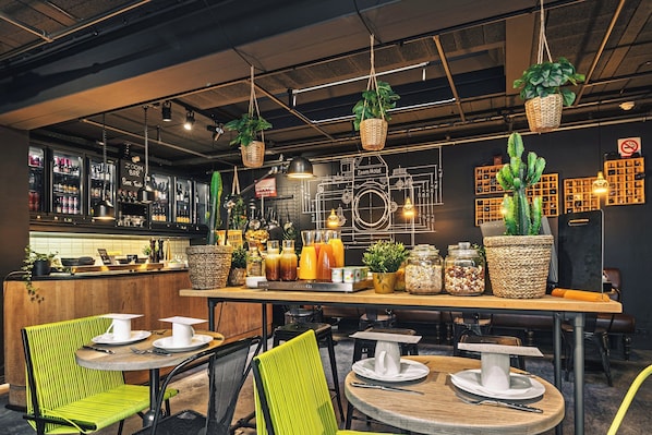 Petit déjeuner continental (15 EUR par personne)