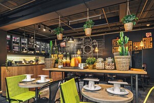 Desayuno continental diario (EUR 15 por persona)