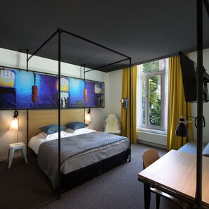 Ropa de cama de alta calidad y caja de seguridad en la habitación 