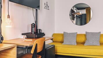 Prémium ágynemű, széf a szobában, íróasztal és sötétítőfüggöny