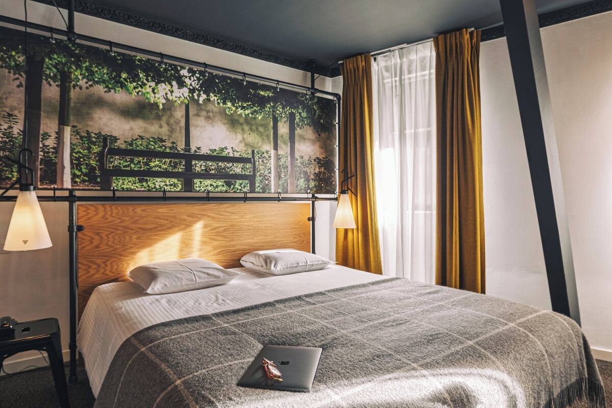 Roupas de cama premium, cofres nos quartos, escrivaninha