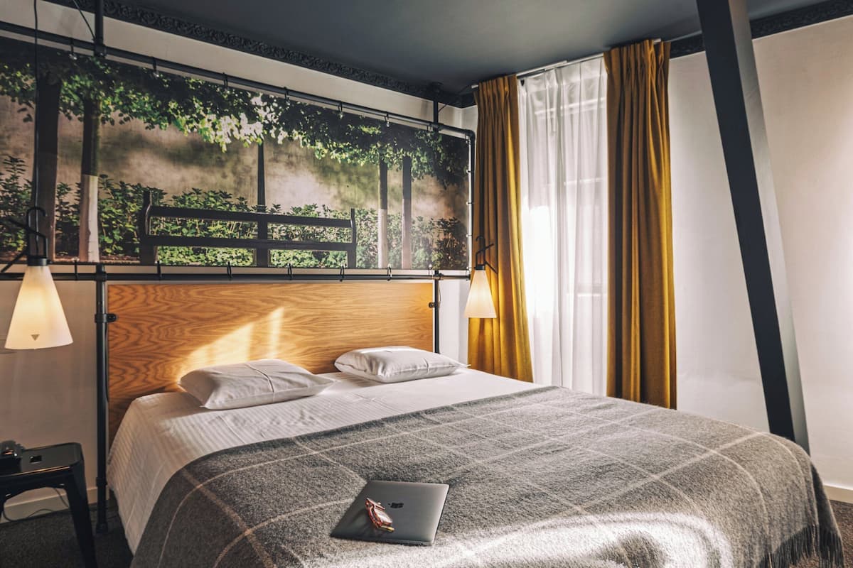 Premium bedding, in-room safe, desk, blackout drapes