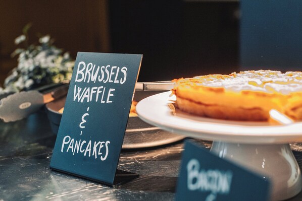 Daily continental breakfast (EUR 15 per person)