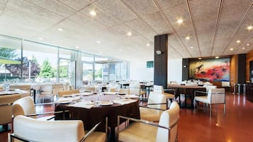 Déjeuner et dßner servis sur place, spécialités Cuisine méditerranéenne