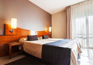 Twin Room | 1 bedroom, minibar, in-room safe, desk