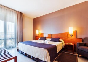 Junior Suite | Minibar, in-room safe, desk, blackout drapes