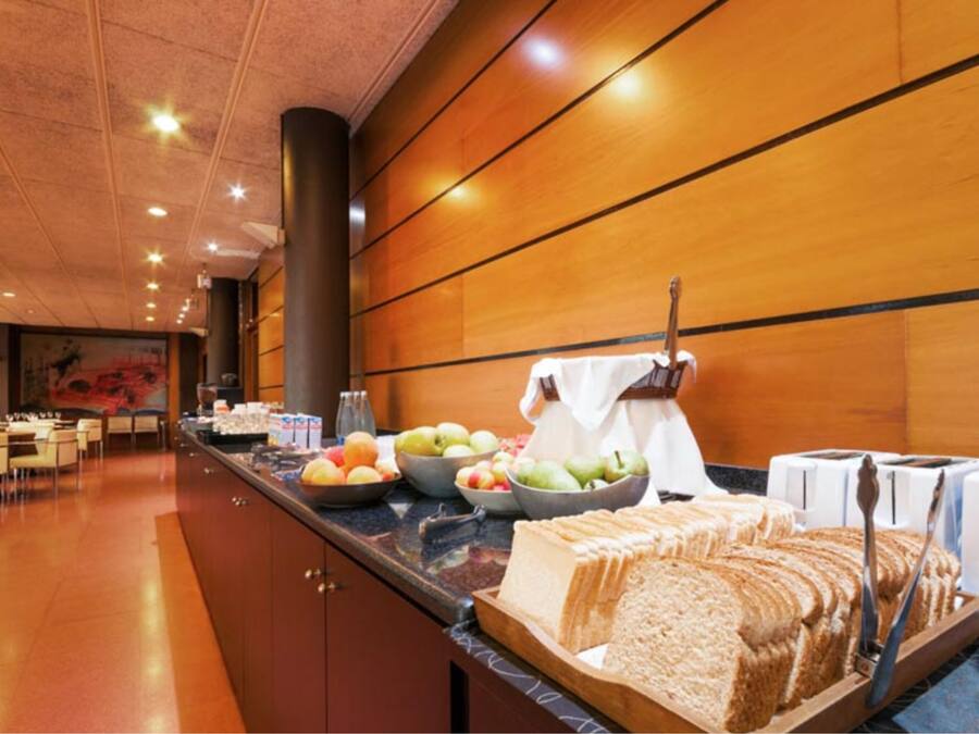 Un espace buffet proposant une variété de fruits, de pains et de boissons.
